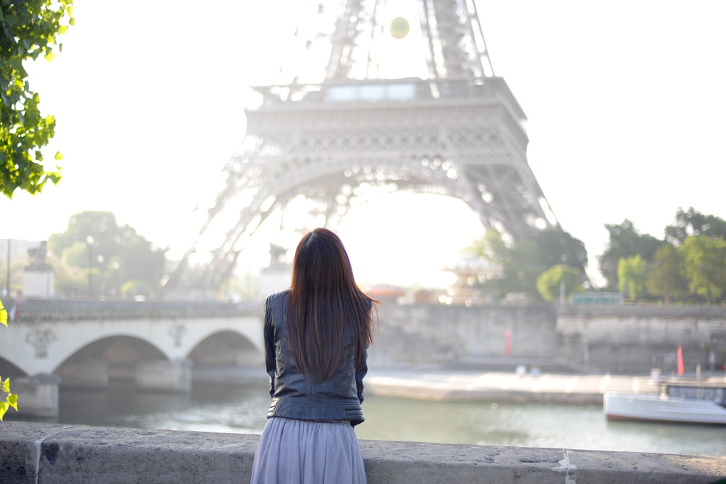 Nothing in this world paris. Картинки на Цветном фоне женщина Париж. Tower girls.